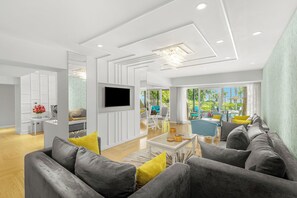 5 bars/lounges, poolside bar, beach bar - Royal Wing Suites & Spa Pattaya (Pattaya)