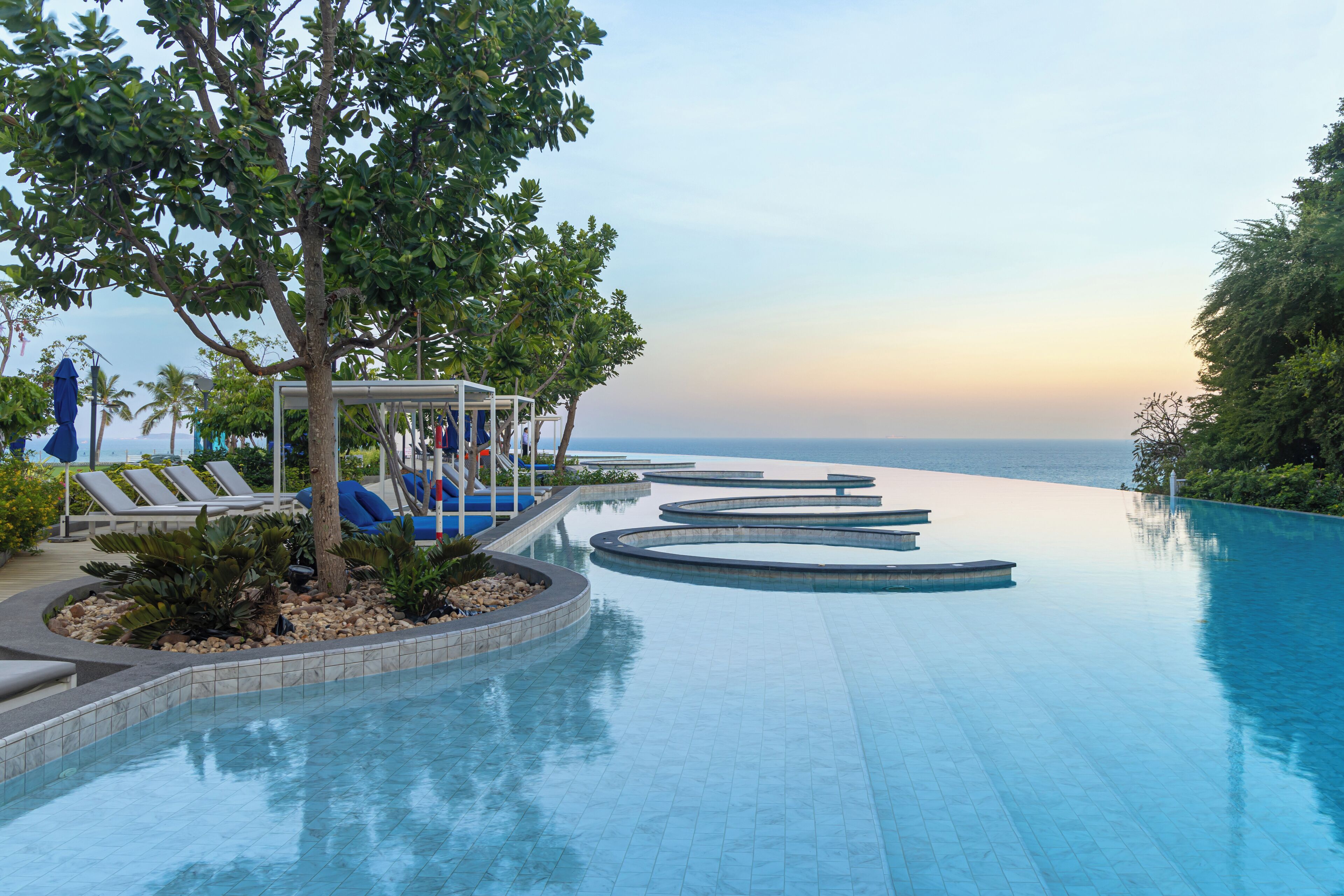 2 outdoor pools, pool loungers