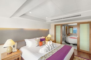 One Bedroom Royal Wing Suite | 1 makuuhuone, ylelliset vuodevaatteet, tallelokero huoneessa, työpöytä
