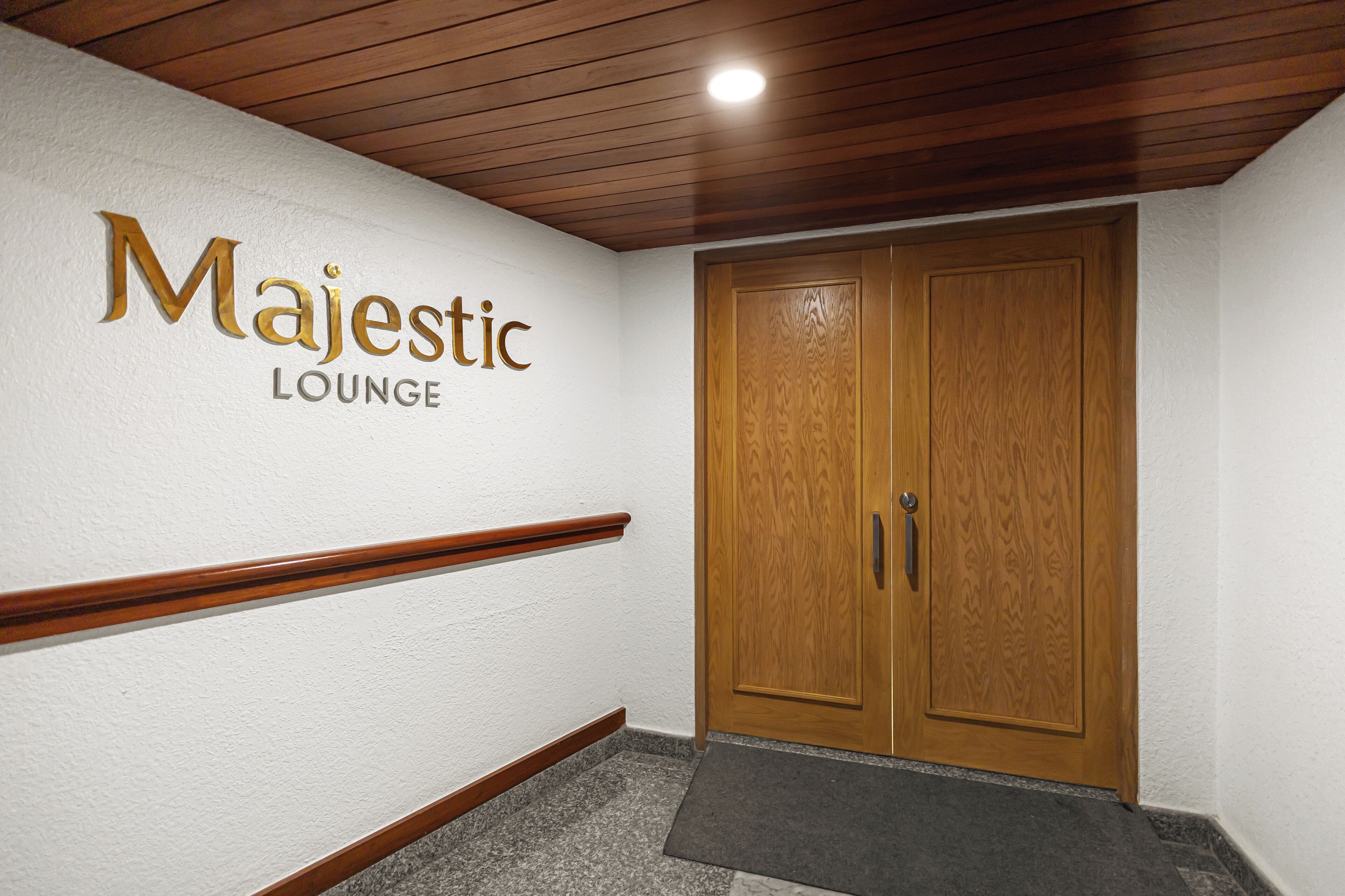 5 bars/lounges, poolside bar, beach bar