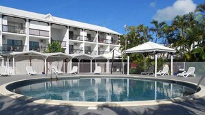 Outdoor pool, pool loungers - Bwa Chik Hotel & Golf (Saint-François)