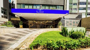 The El Aram Beach Resort & Spa Hotel entrance with a modern design, a covered walkway, and a landscaped garden area. - EL ARAM BEACH BOA VIAGEM (Recife)
