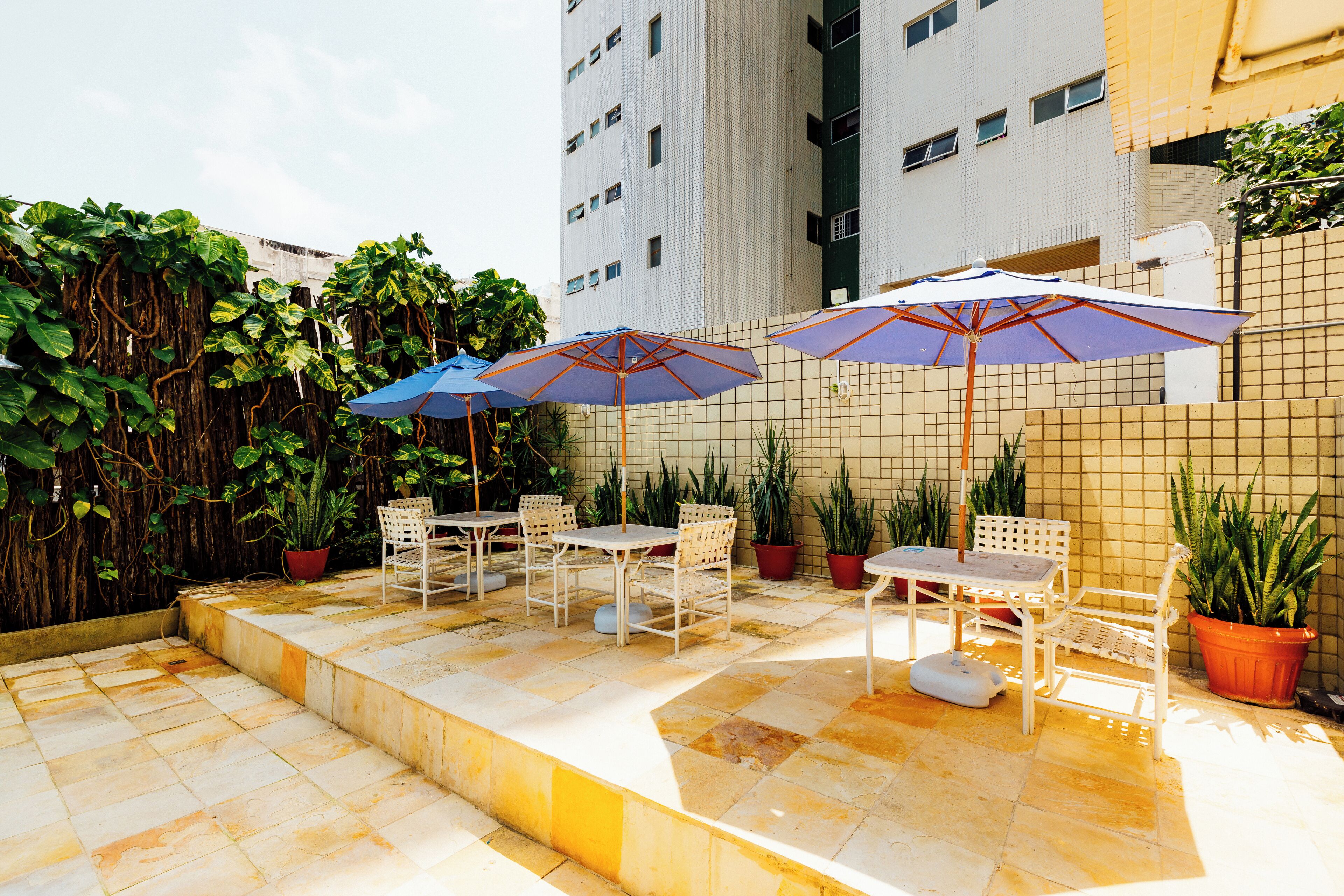 Piscine extérieure, parasols de plage