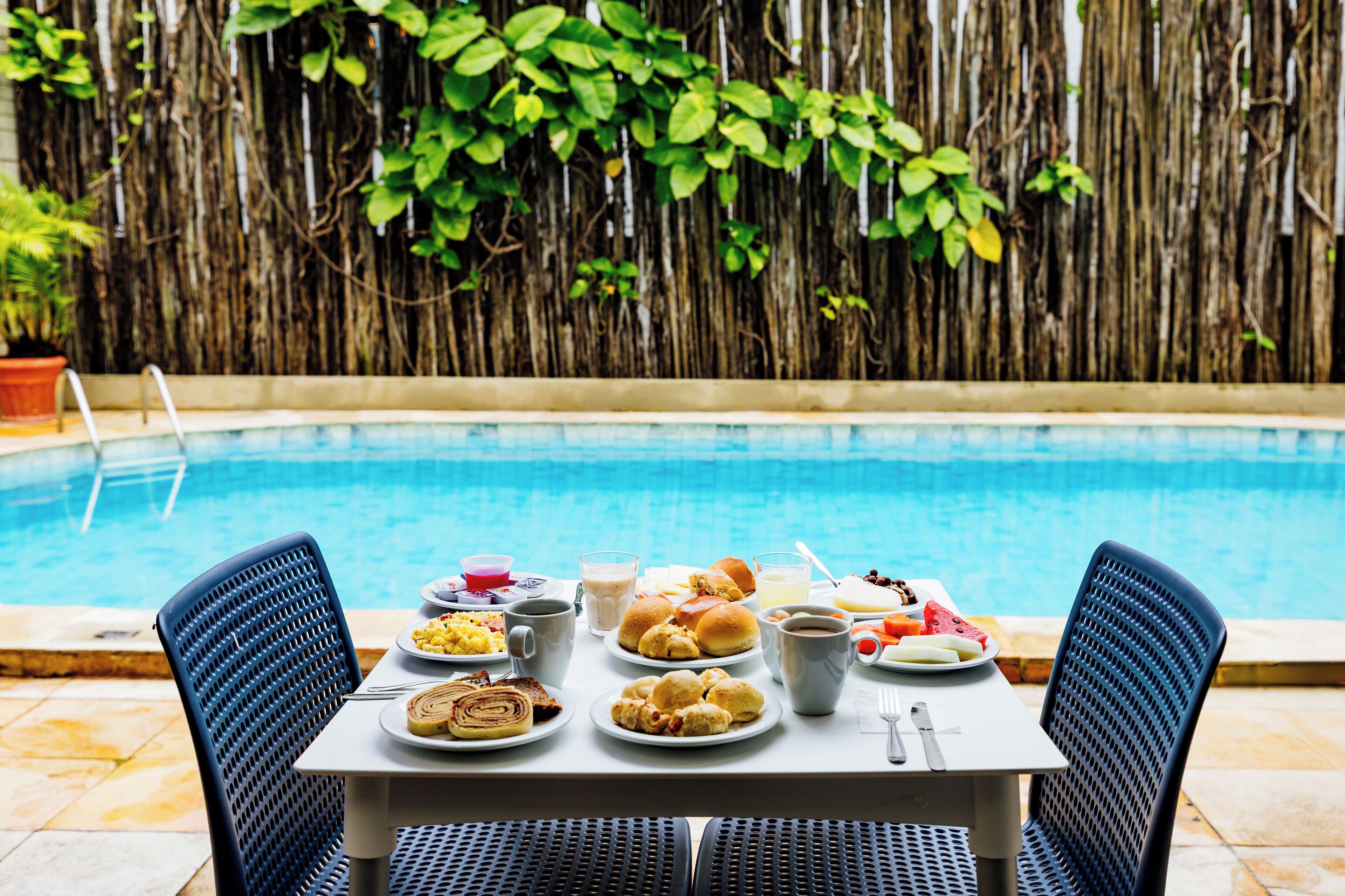 Piscine extérieure, parasols