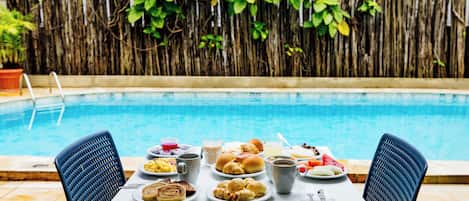Piscine extérieure, parasols
