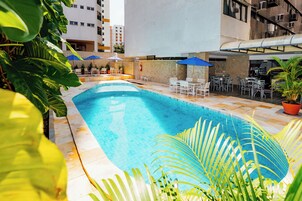 室外游泳池，池畔遮阳伞