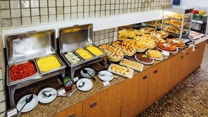 A buffet with various food items and serving utensils. - EL ARAM BEACH BOA VIAGEM (Recife)
