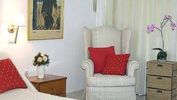 Escrivaninha, ferros/tábuas de passar roupa, camas extras/dobráveis