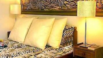 Escritorio, tabla de planchar con plancha, camas extra y wifi