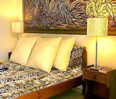 Escritorio, tabla de planchar con plancha y camas plegables/adicionales