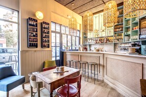 Dinner served, al fresco dining - City Guest House (Rome)