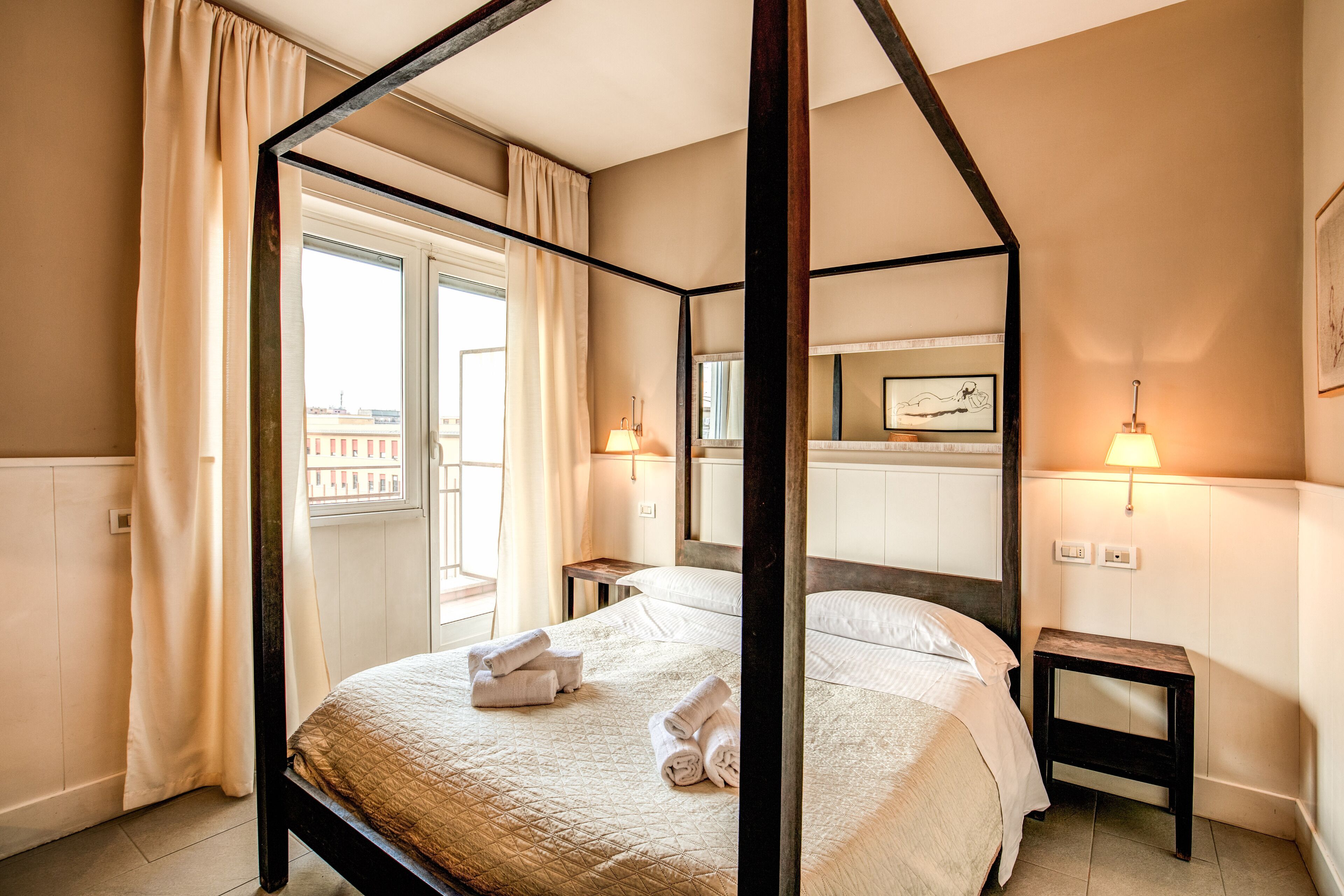 Schreibtisch, Verdunkelungsvorhänge, Bügeleisen/Bügelbrett