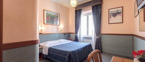 Dobbeltrom – basic | Individuelt dekorert, skrivebord, blendingsgardiner og lydisolert