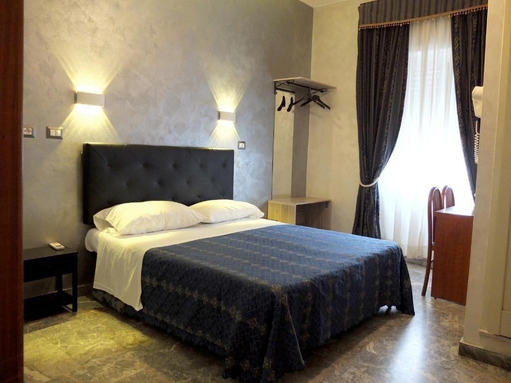 Individuell dekoriert, Schreibtisch, Verdunkelungsvorhänge