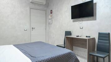Habitación básica doble | Edredón, escritorio, cortinas blackout y insonorización