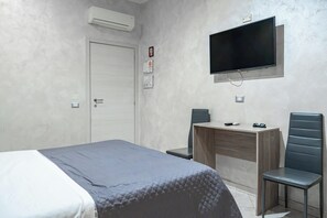 Down duvets, desk, blackout curtains, soundproofing - Hotel Planet (Rome)