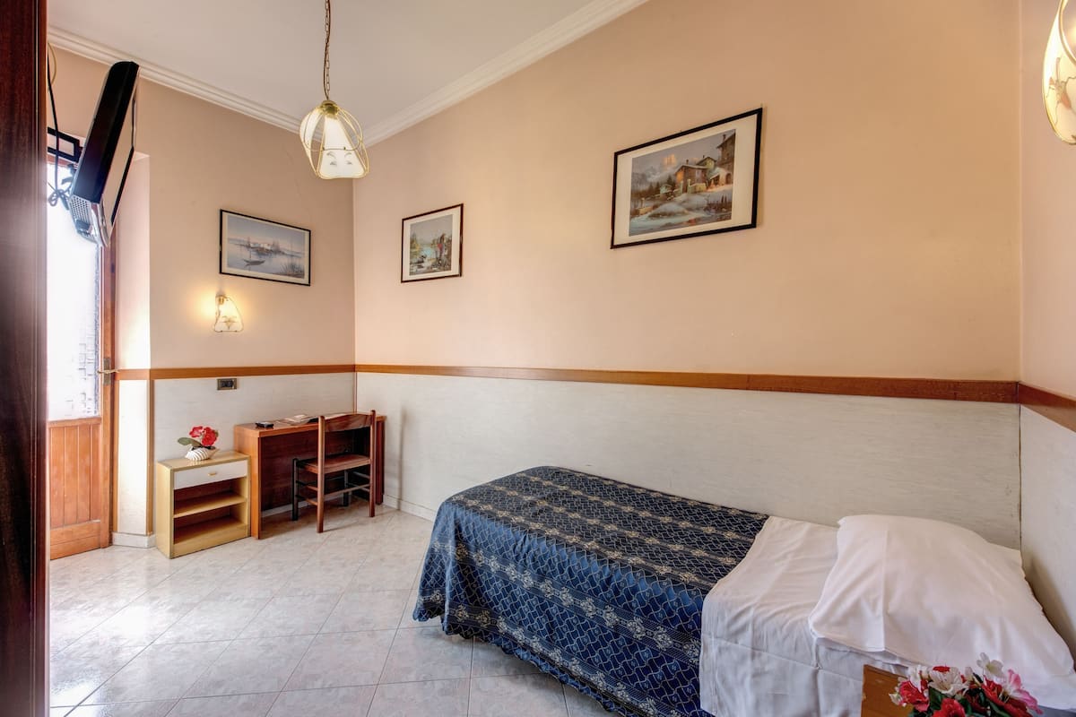 Enkeltværelse | Individuelt design, skrivebord, mørklægningsgardiner, lydisolering