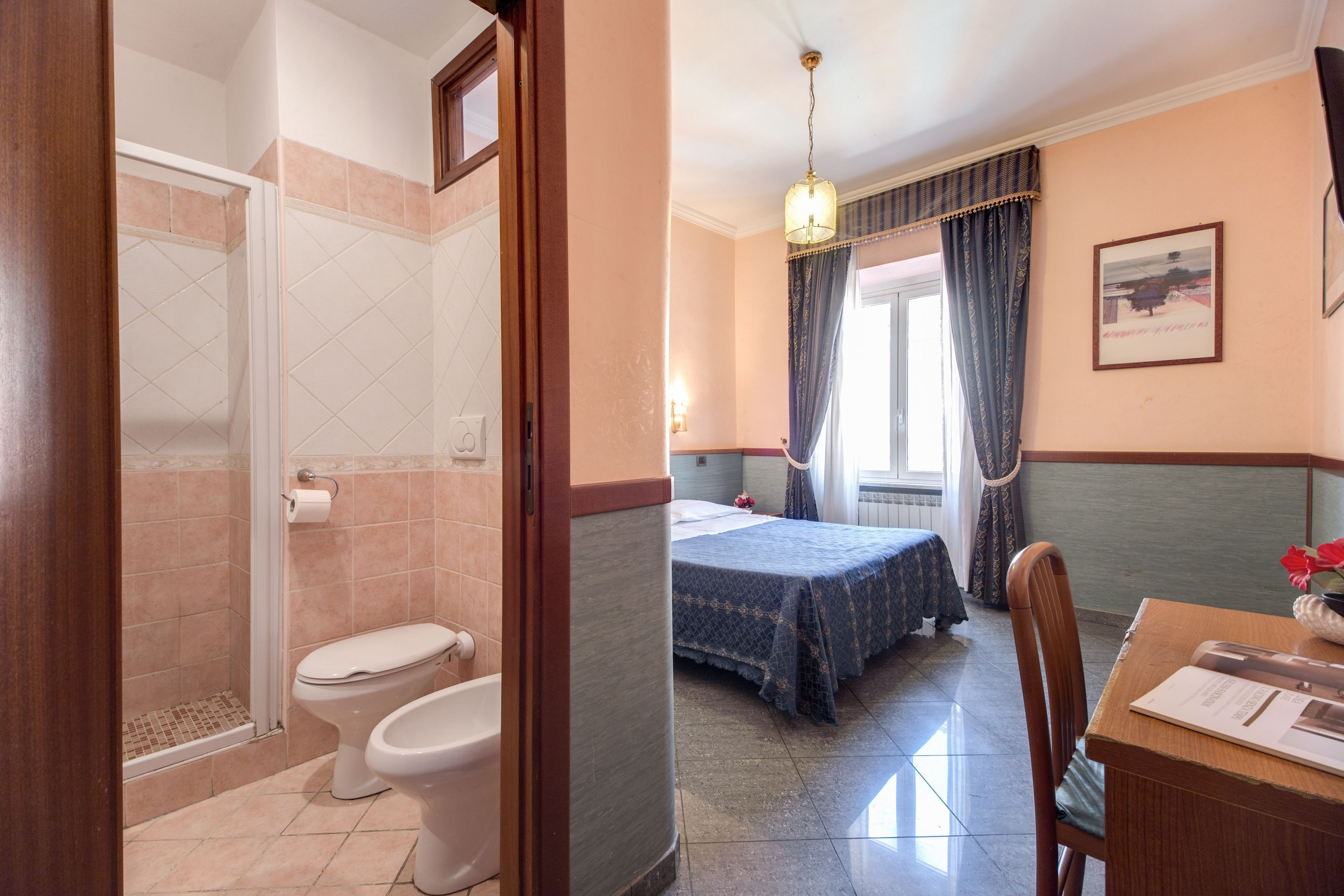 Individuell dekoriert, Schreibtisch, Verdunkelungsvorhänge