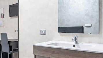 Habitación básica doble | Edredón, escritorio, cortinas blackout y insonorización
