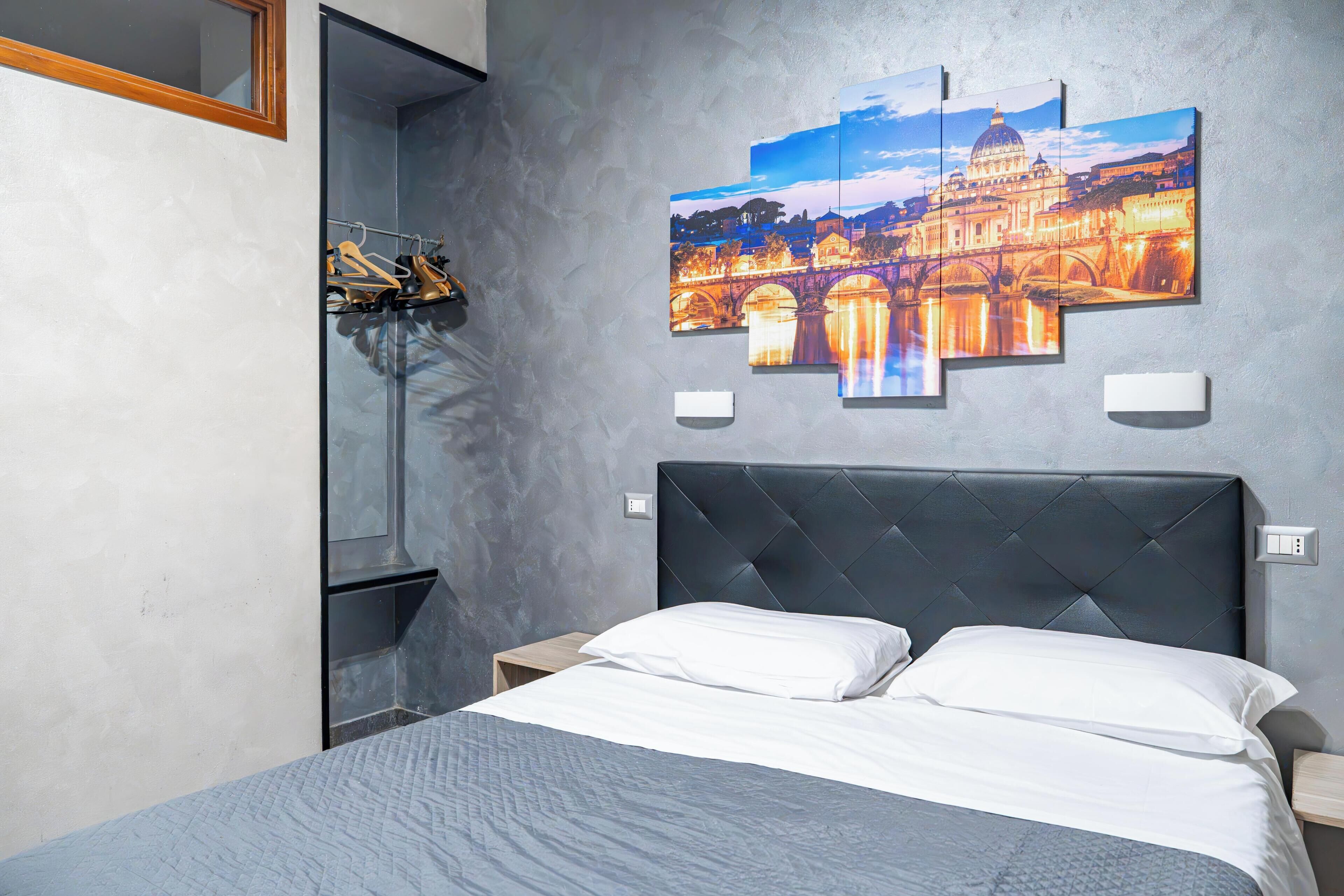Ein modernes Schlafzimmer mit einem großen Bett, einer Kopfteil und einem Wandbild einer Stadtansicht.