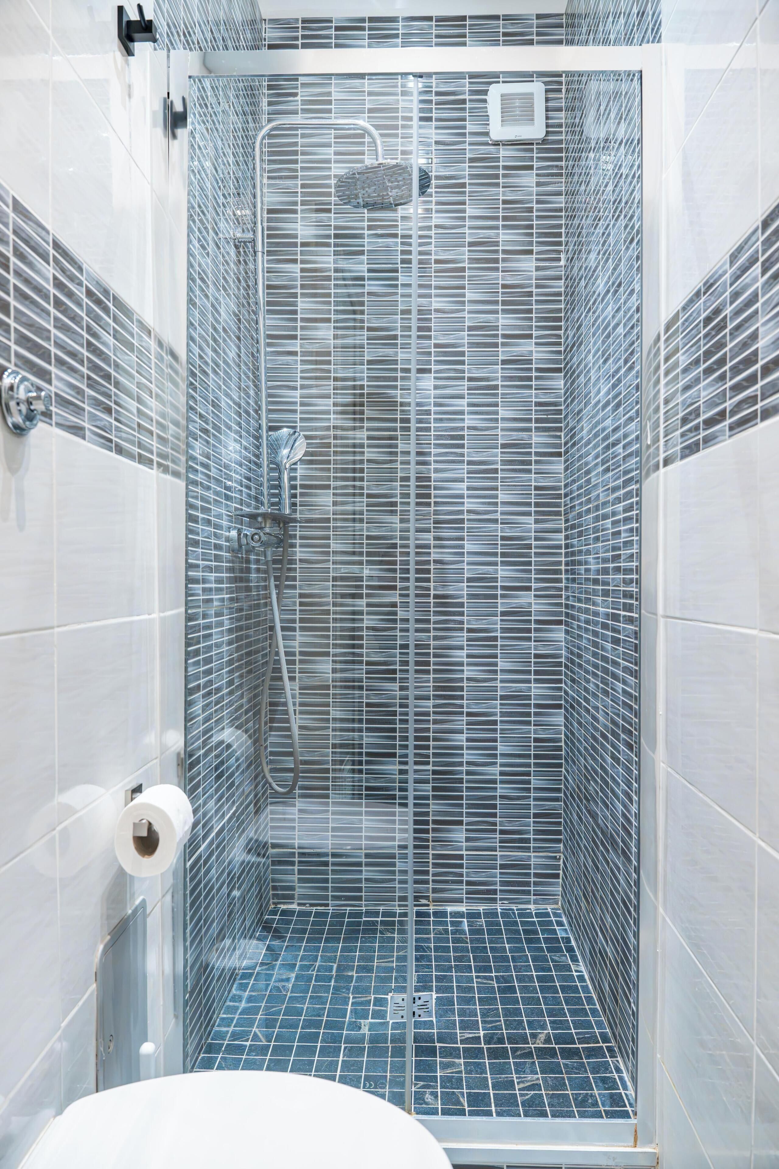 Doppia Basic | Bagno | Doccia, soffione a pioggia, set di cortesia gratuito, asciugacapelli