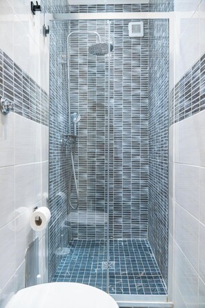 Basic Double Room | Bathroom | Shower, rainfall showerhead, free toiletries, hair dryer - Hotel Planet (Rome)