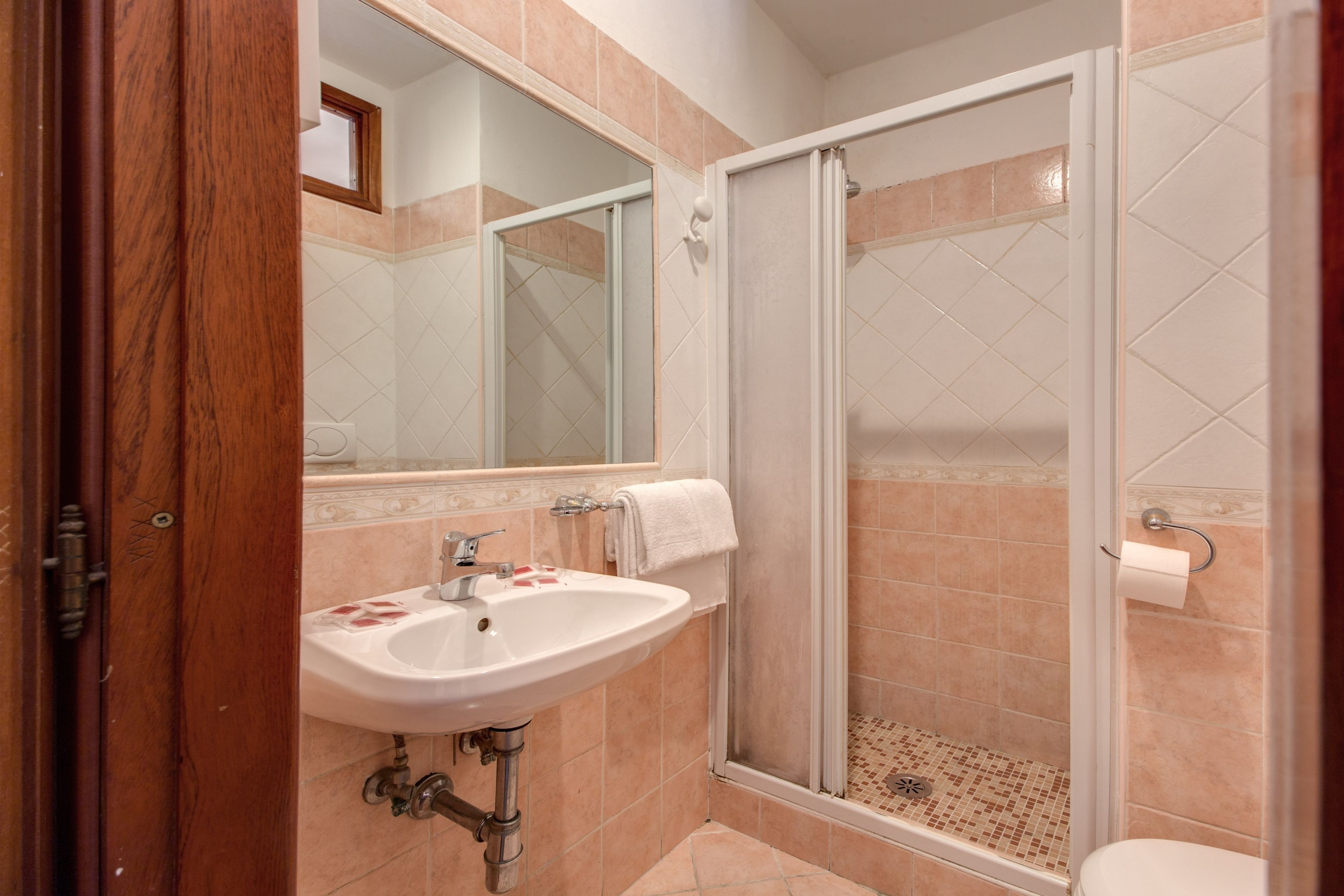 Dusche, Regendusche, kostenlose Toilettenartikel, Haartrockner