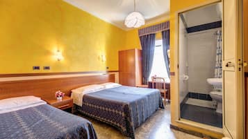 Con stile personalizzato, una scrivania, tende oscuranti