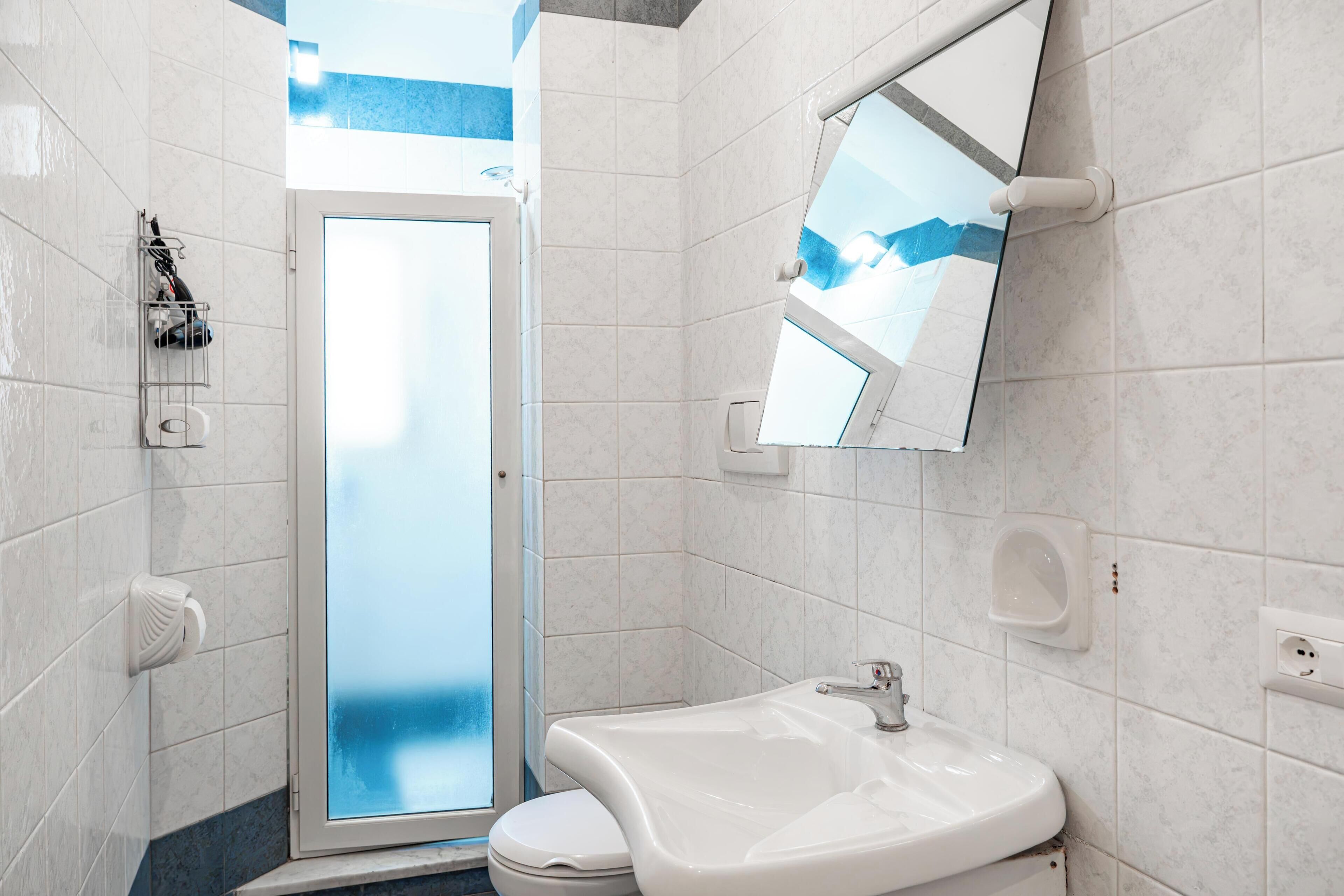 Camera singola | Bagno | Doccia, soffione a pioggia, set di cortesia gratuito, asciugacapelli