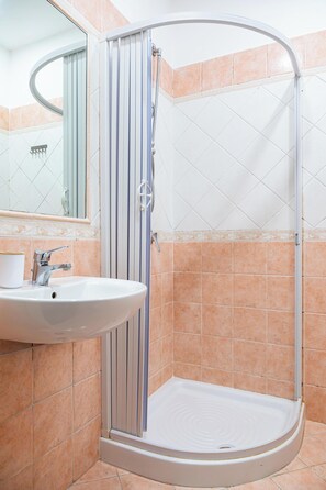 Shower, rainfall showerhead, free toiletries, hair dryer - Hotel Planet (Rome)