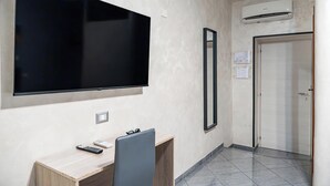 ألحفة محشوة بالريش ومكتب وستائر تعتيم وتجهيزات عازلة للصوت