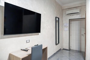 Basic Double Room | Down comforters, desk, blackout drapes, soundproofing - Hotel Planet (Rome)
