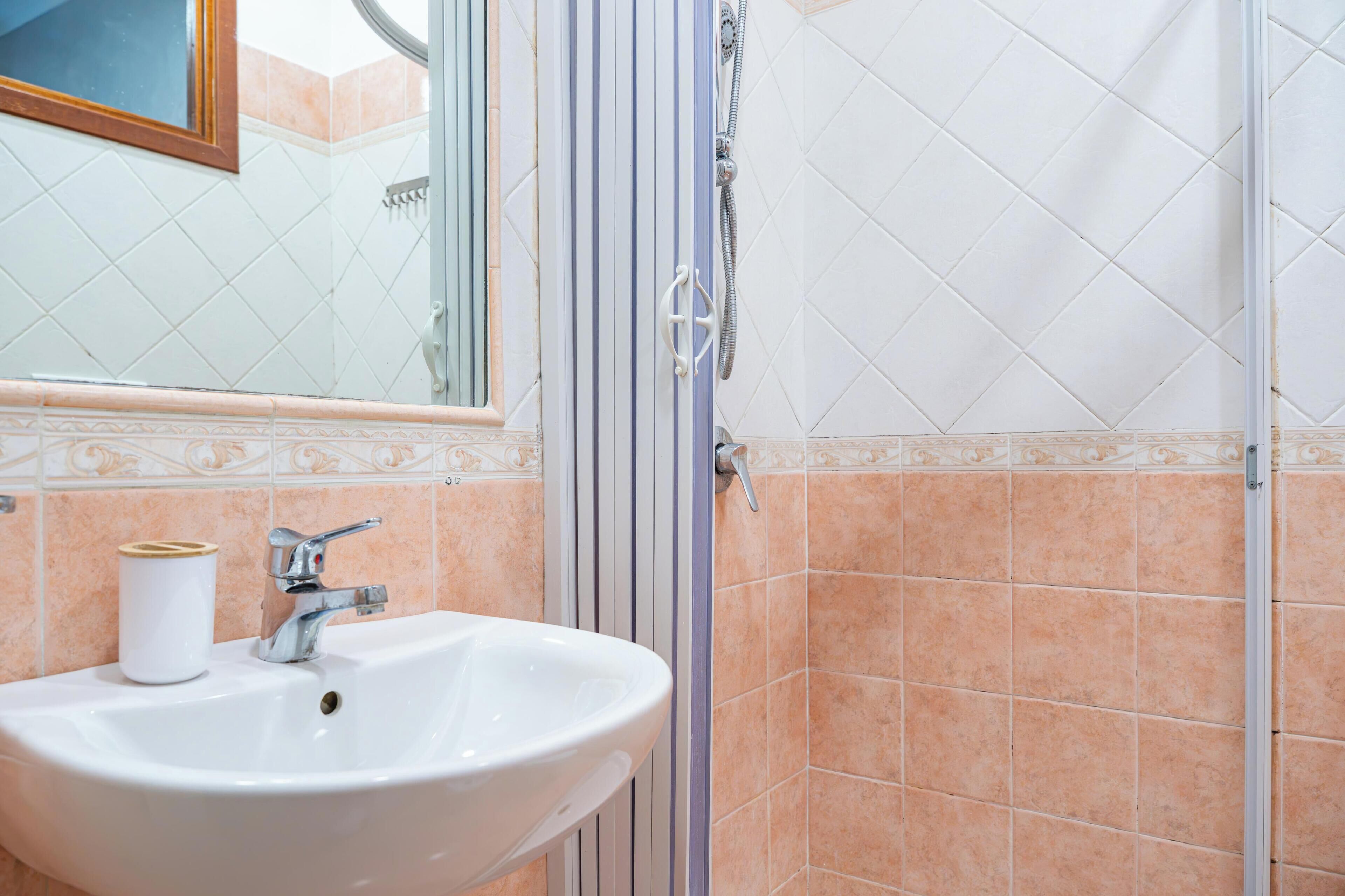 Douche, douche à « effet pluie », articles de toilette gratuits