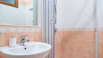 Douche, douche à « effet pluie », articles de toilette gratuits