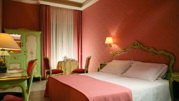 Zimmersafe, individuell eingerichtet, Schreibtisch