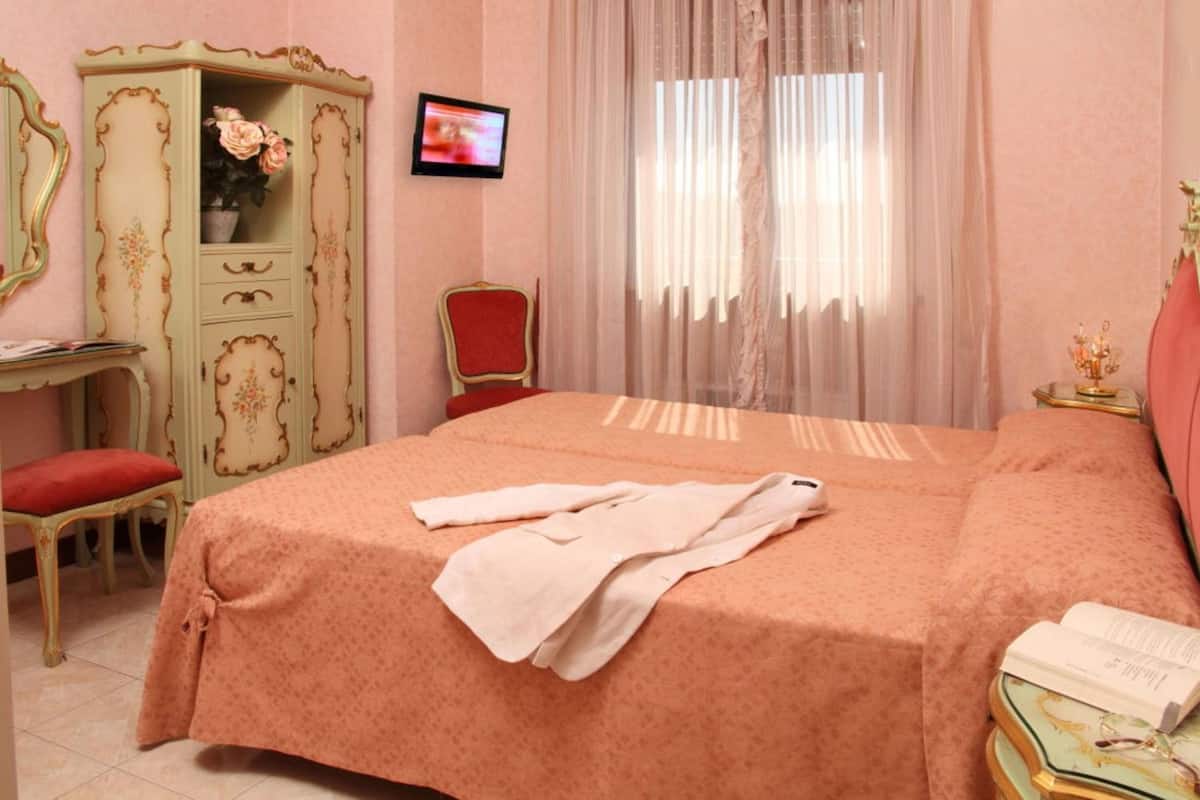 In-room safe, individually furnished, desk, laptop workspace