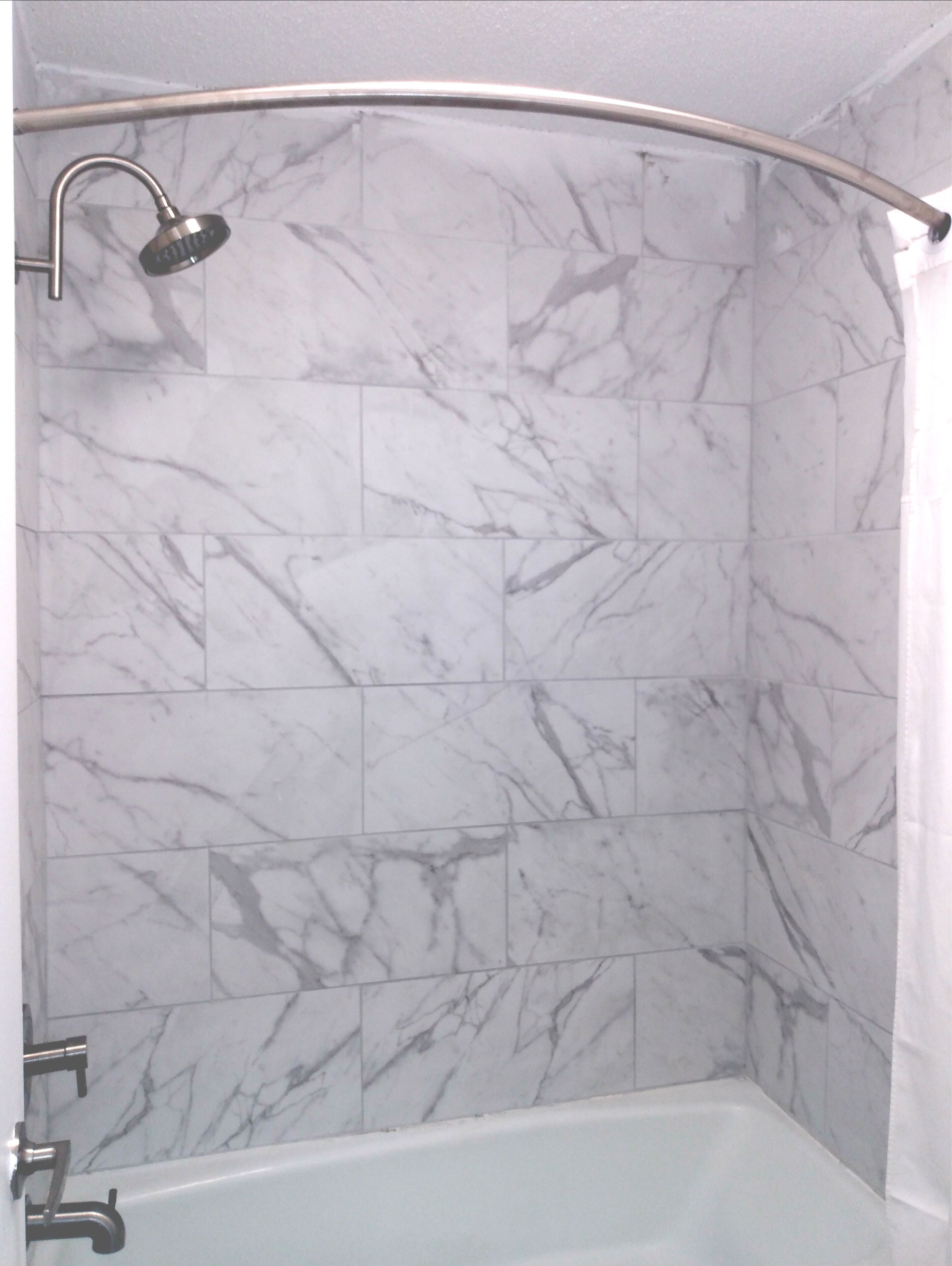 Combined shower/bathtub, free toiletries, towels