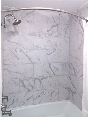 Combined shower/bathtub, free toiletries, towels - Gateway Inn - Savannah (Savannah)