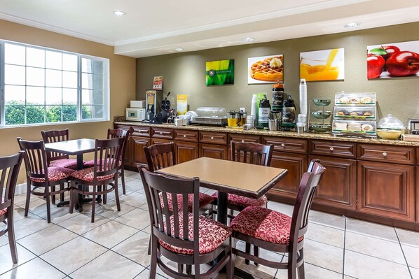 Free daily buffet breakfast - Quality Inn near Hearst Castle (San Simeon)