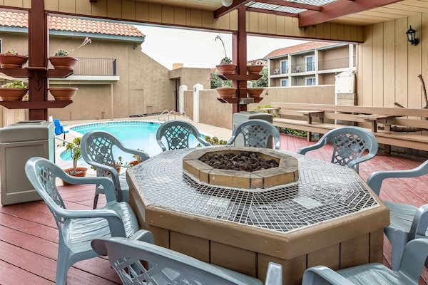 AuĂenpool, geöffnet von 08:00 Uhr bis 22:00 Uhr, LiegestĂŒhle