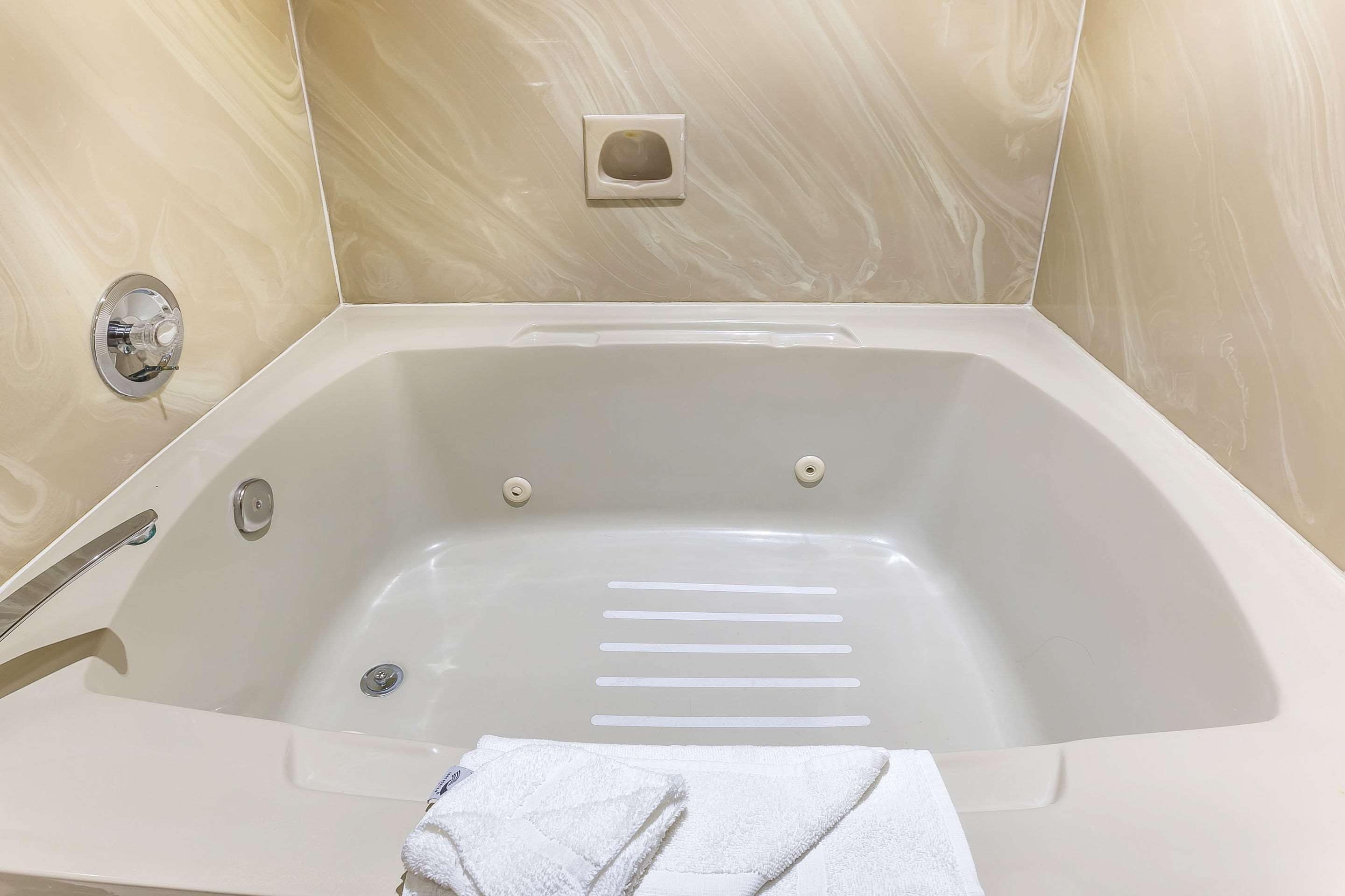 room, 1 king bed, non smoking, jetted tub | hypo-allergenic bedding, individually decorated, individually furnished