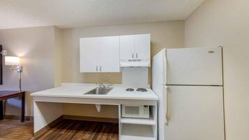 Studio, 1 grand lit, accessible aux personnes à mobilité réduite, non-fumeur | Cuisine privée | Réfrigérateur, four à micro-ondes, surface de cuisson, cafetière-théière