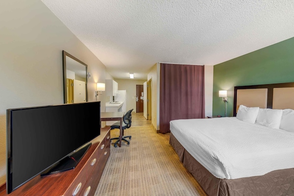 Desk, iron/ironing board, WiFi (free), bed sheets