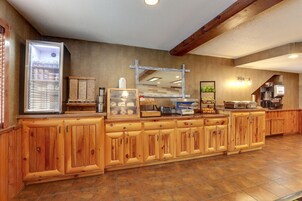 朝食 (セルフサービス)、毎日提供 (無料)