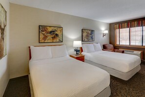 Habitación doble estándar, 2 camas matrimoniales, para no fumadores | Escritorio, tabla de planchar con plancha, wifi gratis y ropa de cama 