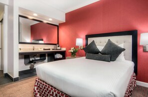 1 bedroom, pillow-top beds, desk, laptop workspace