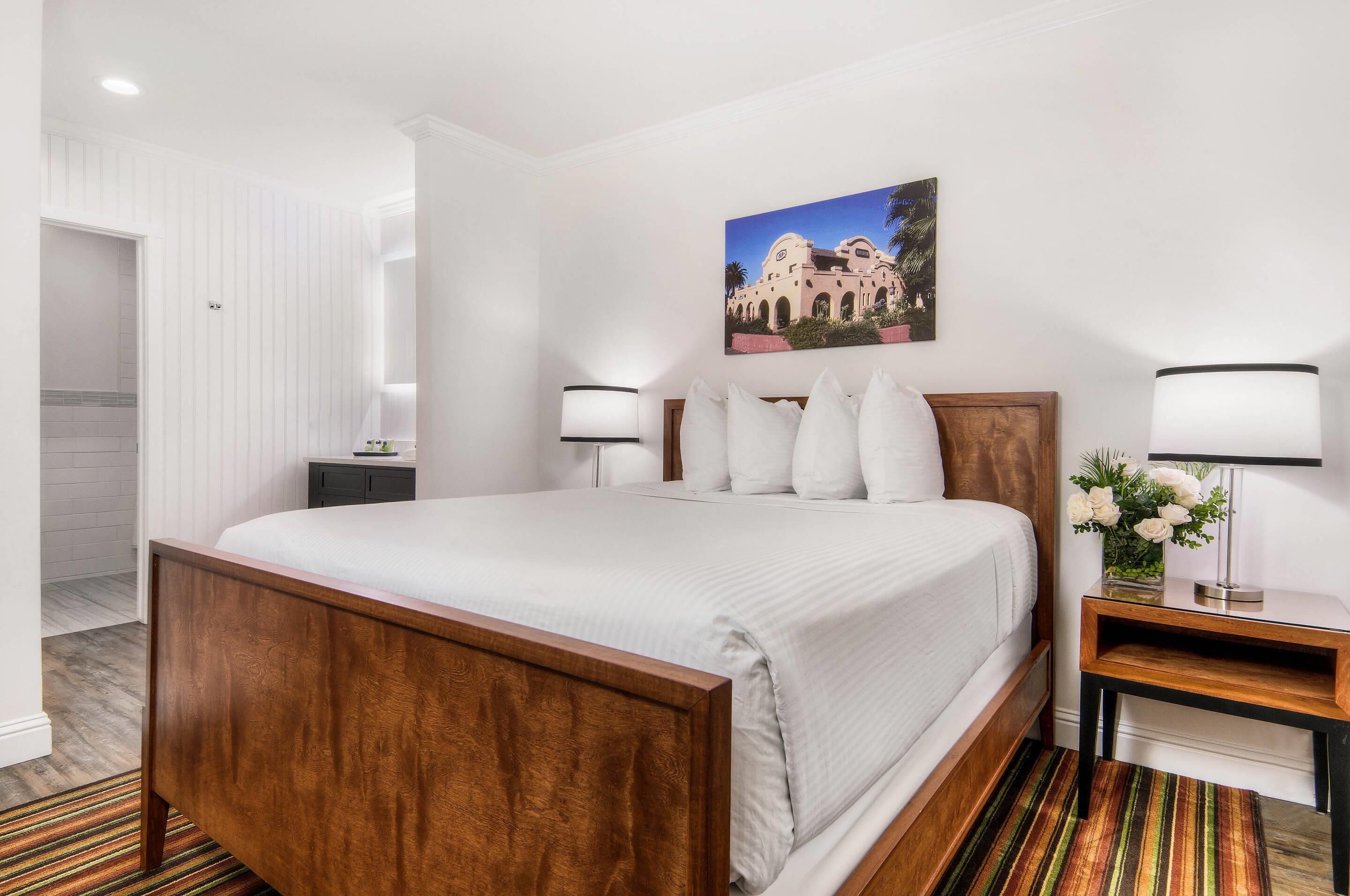 Pillowtop-bedden, een bureau, een laptopwerkplek