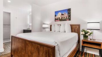 Pillowtop-bedden, een bureau, een laptopwerkplek