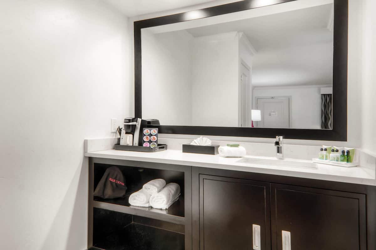 1 bedroom, pillow-top beds, desk, laptop workspace