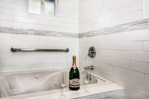 Suite, 1 King Bed with Sofa bed, Non Smoking (Cottage) | Bathroom